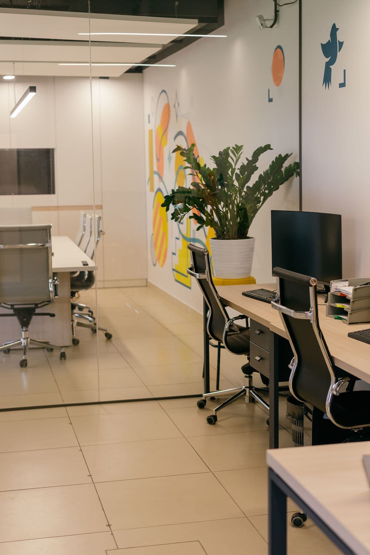 Temiz ofis ve verimlilik — düzenli, aydınlık açık ofis çalışma alanı