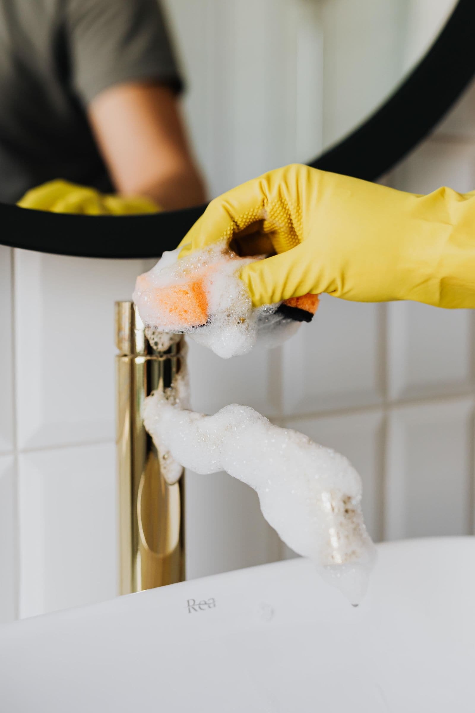 Samsun detaylı temizlik — banyo armatürünün köpüklü sünger ile parlatılması